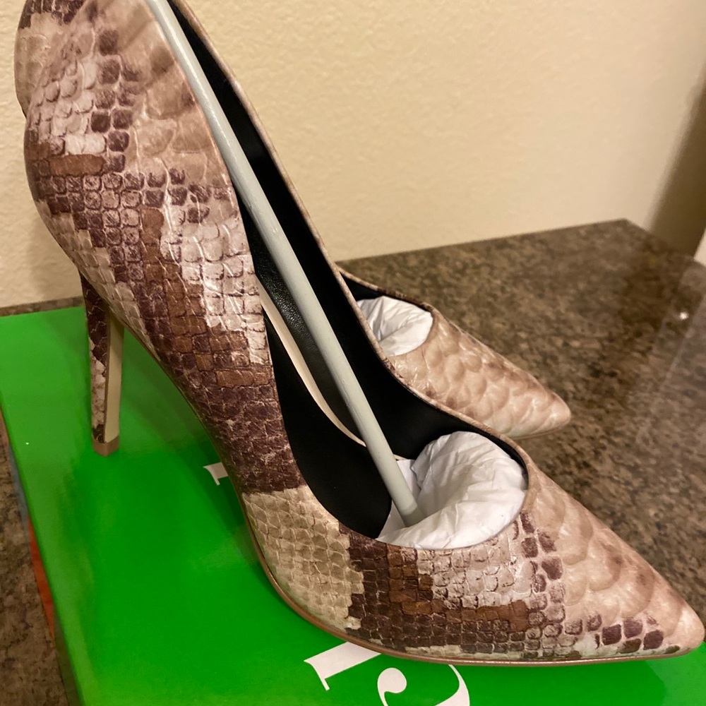 Snake brown and cream pumps